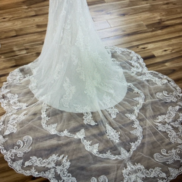 Wedding dress never worn- Essense of Australia - D2771 - Picture 3 of 7